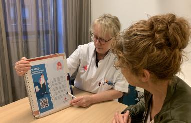 verpleegkundige in gesprek met patient