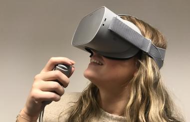 Afbeelding: iemand met een VR-bril op