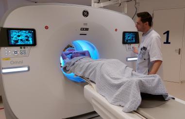 foto patiënt in PET-scanner