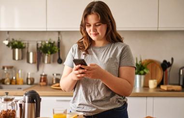 meisje_keuken_telefoon