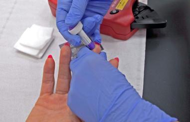 Foto van een vingerprik