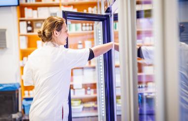 Foto van een zorgverlener die medicijnen pakt