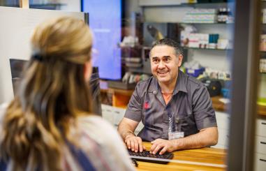 Foto van de balie van de poliklinische apotheek