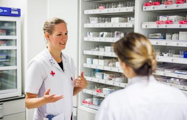 Foto van twee zorgmedewerkers bij medicijnen