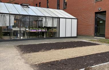 Foto van de vernieuwde binnentuin van Tolbrug