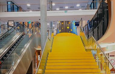 Foto van de vernieuwde trap bij de hoofdingang