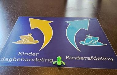 Foto van de vloersticker op de kinderafdeling