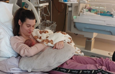 Foto van een patiënt met een voedingskussen