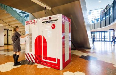 Foto van een medewerker van de apotheek bij de medicijnafhaalservice