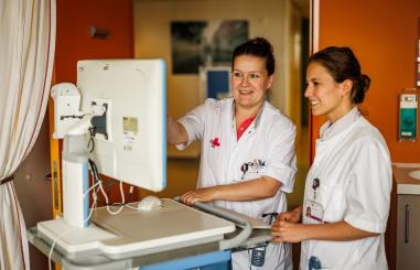 Foto van twee artsen in overleg 