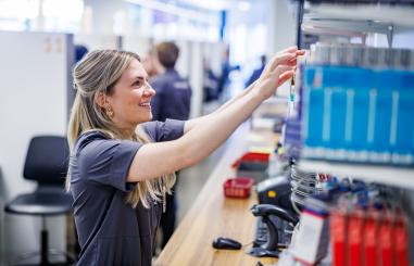 Foto van een medewerker van de poliklinische apotheek aan het werk