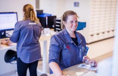 foto van een medewerker van de ziekenhuisapotheek