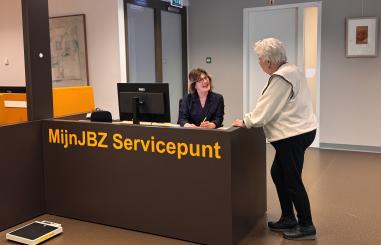 Medewerker MijnJBZ servicepunt in gesprek met patiënt