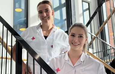 Foto van twee verpleegkundigen