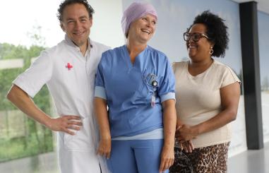 Foto van een arts, operatie-assistent en stafmedewerker