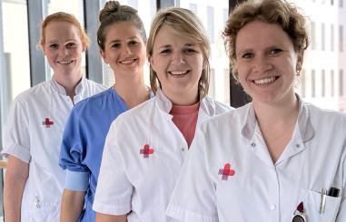 Foto van drie verpleegkundigen en een operatieassitent 