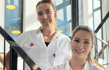 Foto van twee verpleegkundigen op de trap