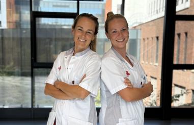 Foto van twee verpleegkundigen