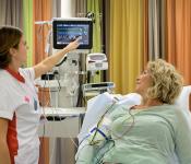 Verpleegkundige geeft uitleg aan een patiënt op de Spoedeisende Hulp
