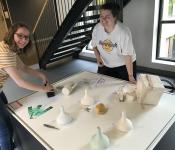 Inrichting vitrine in het JBZ over het productieproces Cor Unum door stagiaires van Cor Unum