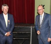 Peter Schneeberger ontvangt een lintje van de burgemeester van Den Bosch