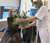 KNO-patient ontvangt bloemen van arts