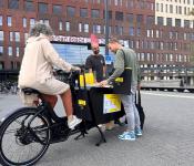 Foto van een bakfiets vol boeken op het Voorplein