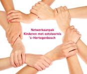 Handen die elkaar in een cirkel vasthouden. Middenin de cirkel staat in roze letters 'Netwerkaanpak Kinderen met eetstoornis 's-Hertogenbosch'