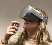 Afbeelding: iemand met een VR-bril op