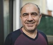 Foto van een man met een migratie-achtergrond 