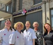 De collega's van JBZ Dichtbij bij de ingang van de nieuwe locatie in Zaltbommel