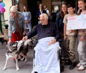 Foto van een patiënt die zijn hond ontmoet bij het ziekenhuis