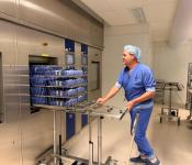 Medische instrumenten worden gesteriliseerd