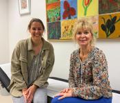 Een foto van Marieke en haar collega in een spreekkamer