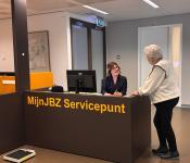 Medewerker MijnJBZ servicepunt in gesprek met patiënt