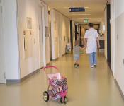 Medisch pedagogisch zorgverlener in gang met patient